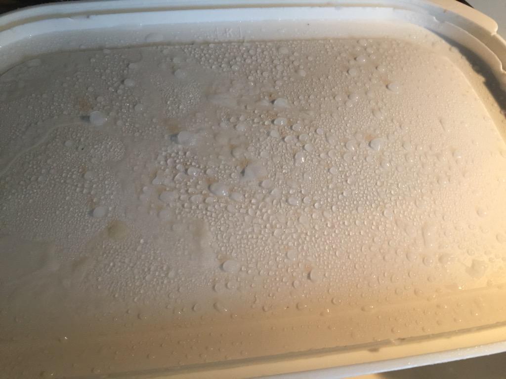browniesex's tweet photo. Melted ice crystals from the top of my container http://t.co/m6avqsS5if