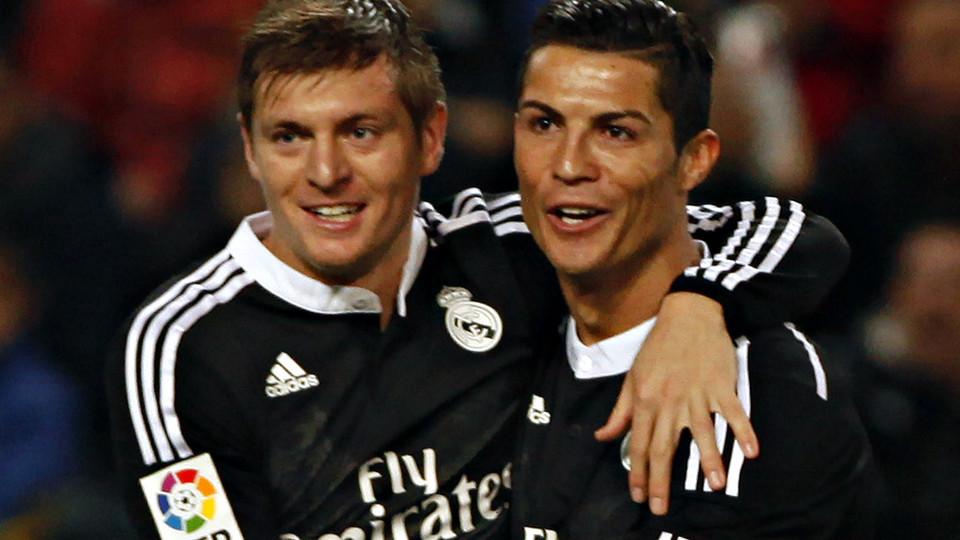 joaoflipe1's tweet photo. @ToniKroos on one side we see a myth of another cristiano ronaldo!!!...of a Brazil fan http://t.co/Hu5o756VWY