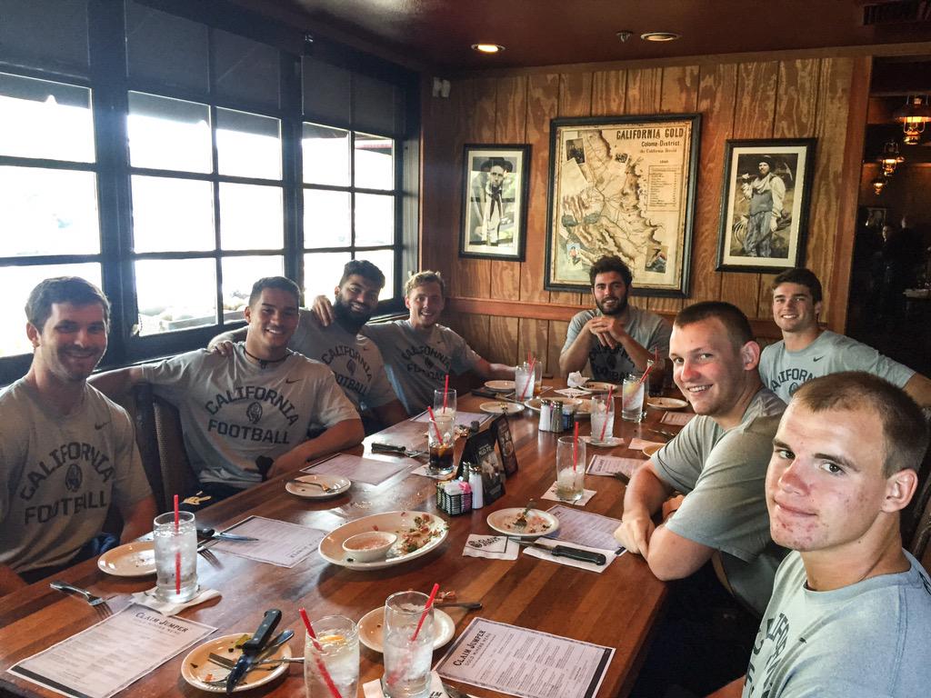 CalFootball's tweet photo. Team dinner tonight @ Claim Jumper #FeedtheBears #TrainingCamp2015 http://t.co/nQgsPc1aUy