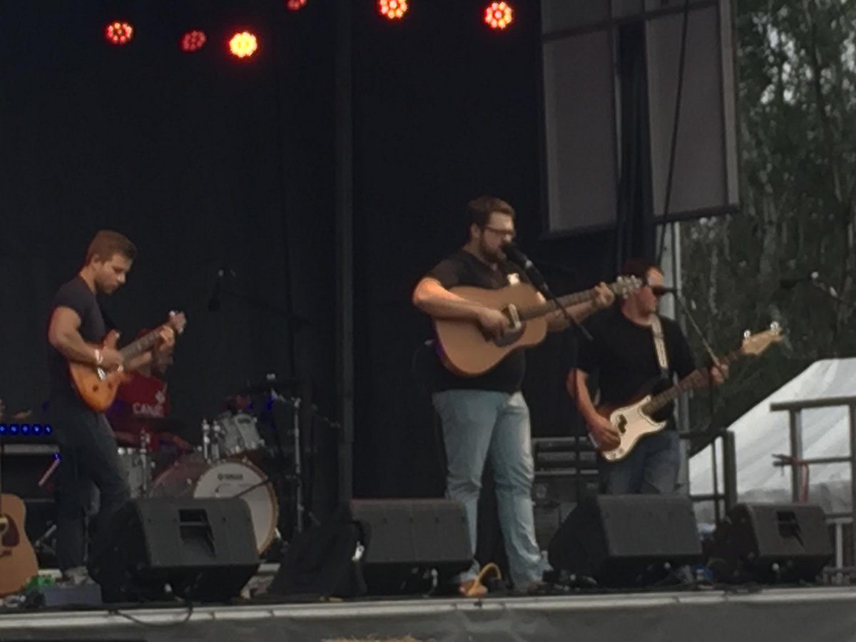 MichelleSawatzk's tweet photo. "Man Alive" playing some heavy duty classic rock - Blue Grass style at the Hanover Ag Fair. http://t.co/YaSEbh1nuf
