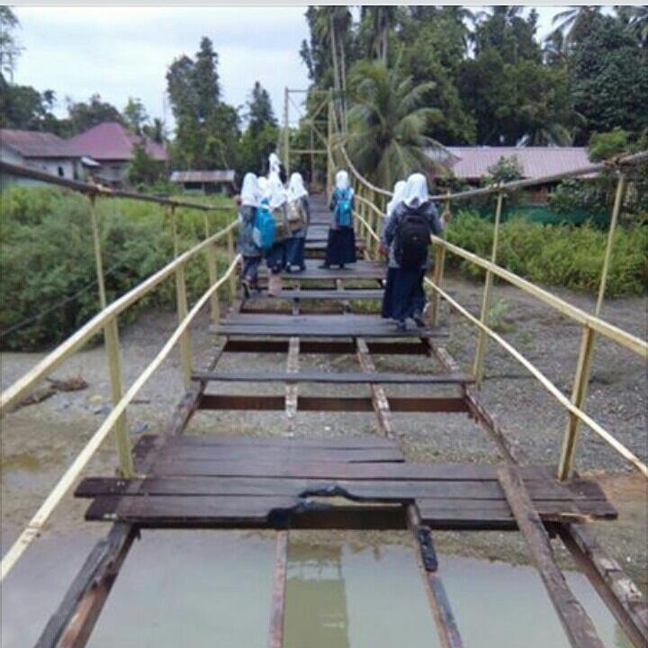 acehrayaID's tweet image. anak2 di Gampong Blang &amp;amp; Lagang, Mila, Pidie berjuang ke sekolah. Foto: FB Ihsan Nuzul | #RI70 #merdeka @iloveaceh