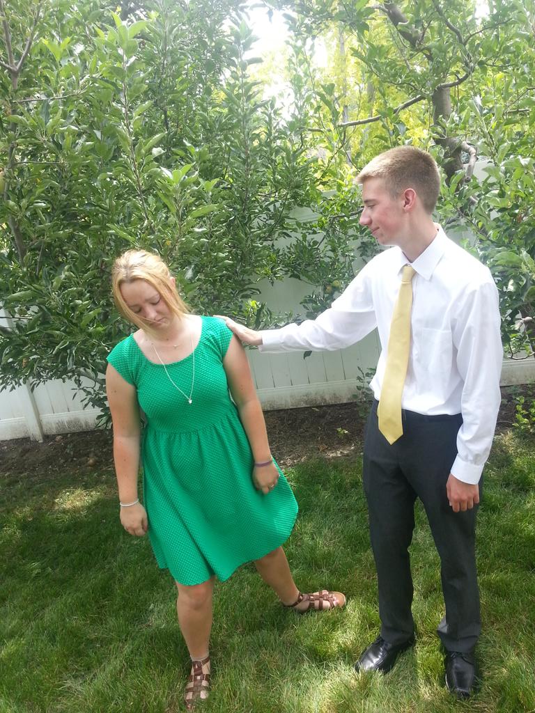 courtapottyy's tweet photo. How I feel about my bff leaving http://t.co/hjxzPCWJbJ