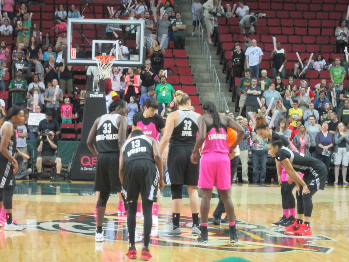 NAPost's tweet photo. 「Breast Health Awareness Night」と名打たれた本日の試合、ストームの選手たちはイメージカラーのピンク色のユニフォームです。渡嘉敷選手はピンクのバッシュで試合に臨んでいます。 http://t.co/e4ByMQA2Ej