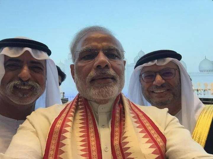 srajesh466's tweet image. मोदी जी की सेल्फ़ी भी 
क्या गुल खिला गई 
कुछ अच्छे भले मुसलमां को
काफ़िर बना गई।
सुप्रभात राम राम