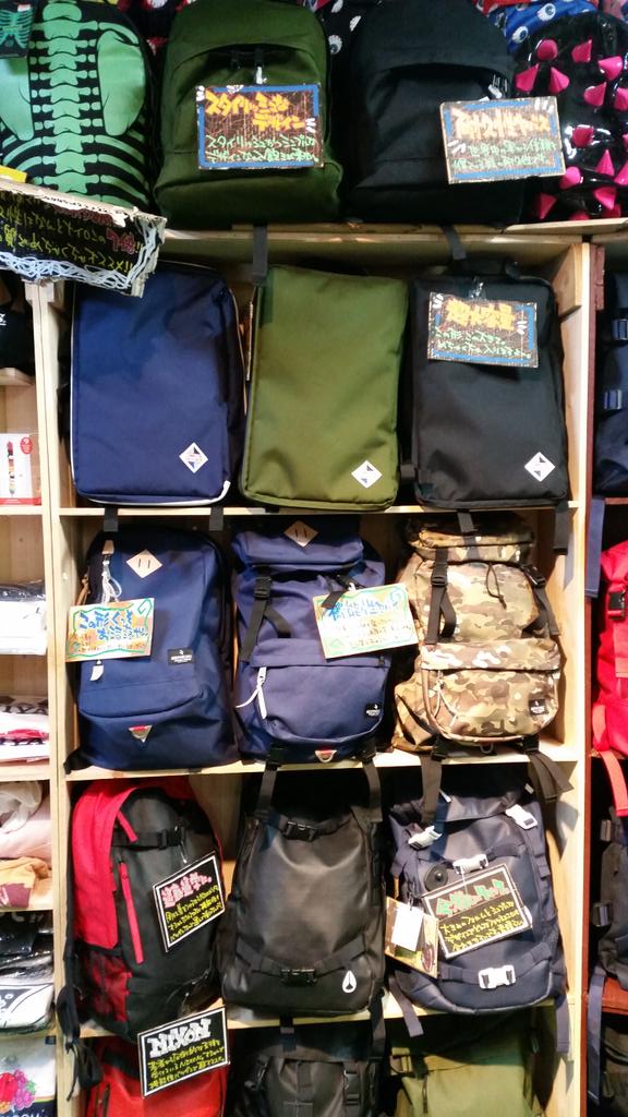 ヴィレッジヴァンガードイオン米子駅前 リュック特集 駅前店では今 売れてるデザインや人気のメーカーのリュック をかき集めたリュックコーナー作ってます 私服にも通勤通学にも便利なリュック 自分のお気に入りを見つけて是非背負ってください W