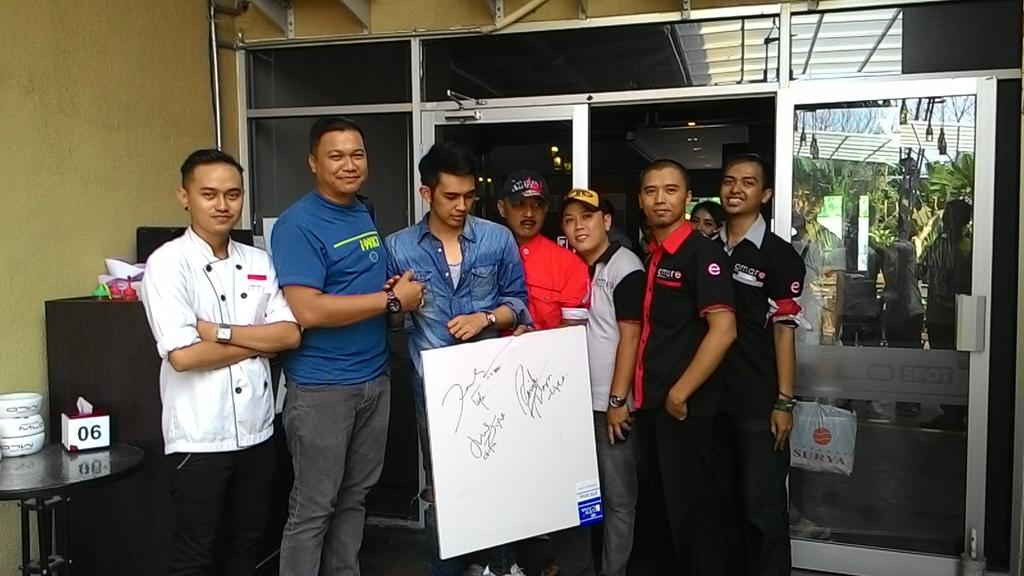 AmareCafe's tweet photo. Thankyou for comming lyla band, pilar radio, kawan2 media cirebon, dan amare crew yg gokil... http://t.co/r5gfHhlD58