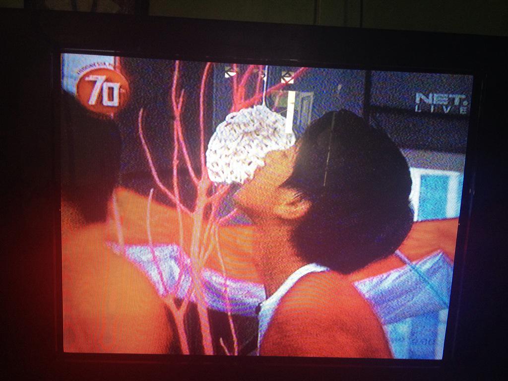 selvia_putrii's tweet photo. @iqbaale lomba makan kerupuk.. :D http://t.co/QOnvFyY7AO