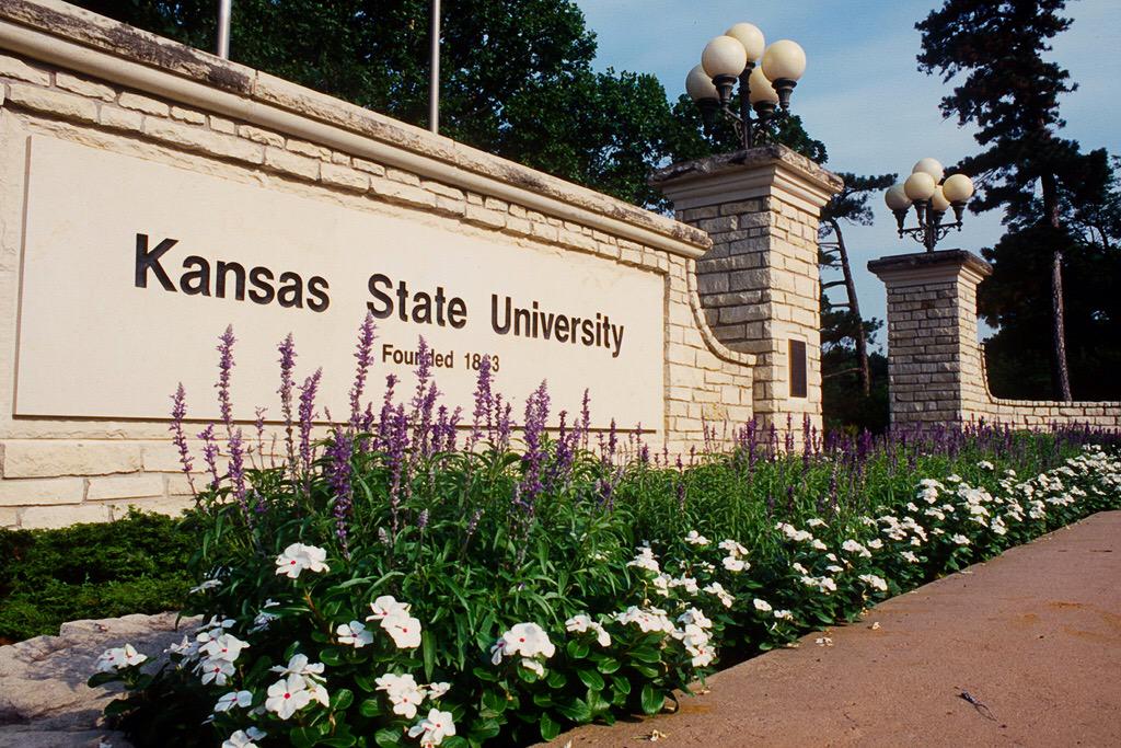 ProblemsKansas1's tweet image. Who's got the better campus? Retweet for Kstate #EMAW 💜 Favorite for Ku #RCJH 💙