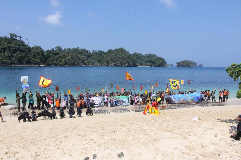 savecoralid's tweet photo. Penanaman sejuta terumbu karang oleh brigif 1 di Pantai Tiga Warna, Malang oleh brigif 1 #marinir #SOLL http://t.co/GDDPgTPSxN
