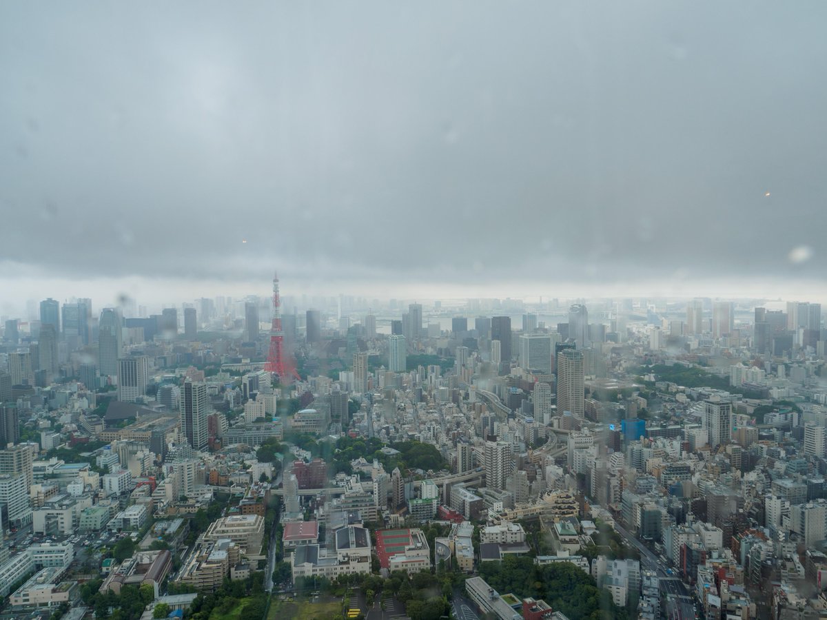 六本木ヒルズ展望台 東京シティビューtokyo City View Roppongi 昨夜はすごい雨でした 今日も天気はすぐれないよう 今の六本木はなんとか雨は降っていないですが 東京タワーの先が隠れてしまうくらいには雲があります 六本木ヒルズ展望台 東京