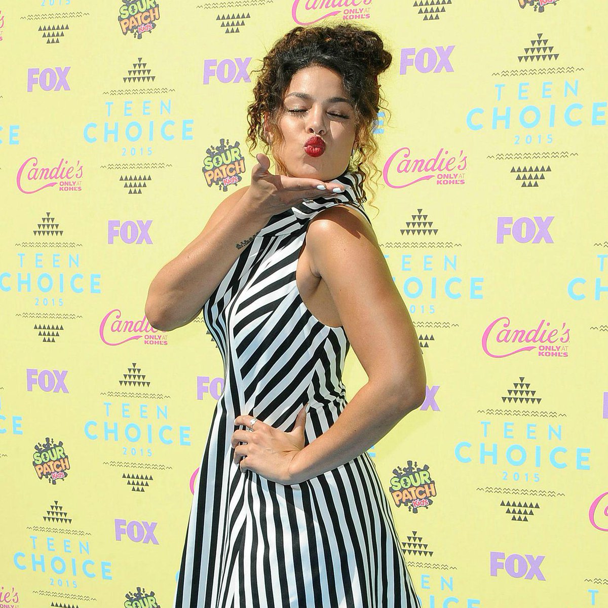 glamourmag's tweet photo. Backstage at the #TeenChoice Awards w/@JordinSparks, @ChloeGMoretz, @ninadobrev, &amp; more! http://t.co/tveOQzHVos http://t.co/w0QEfyVIsE