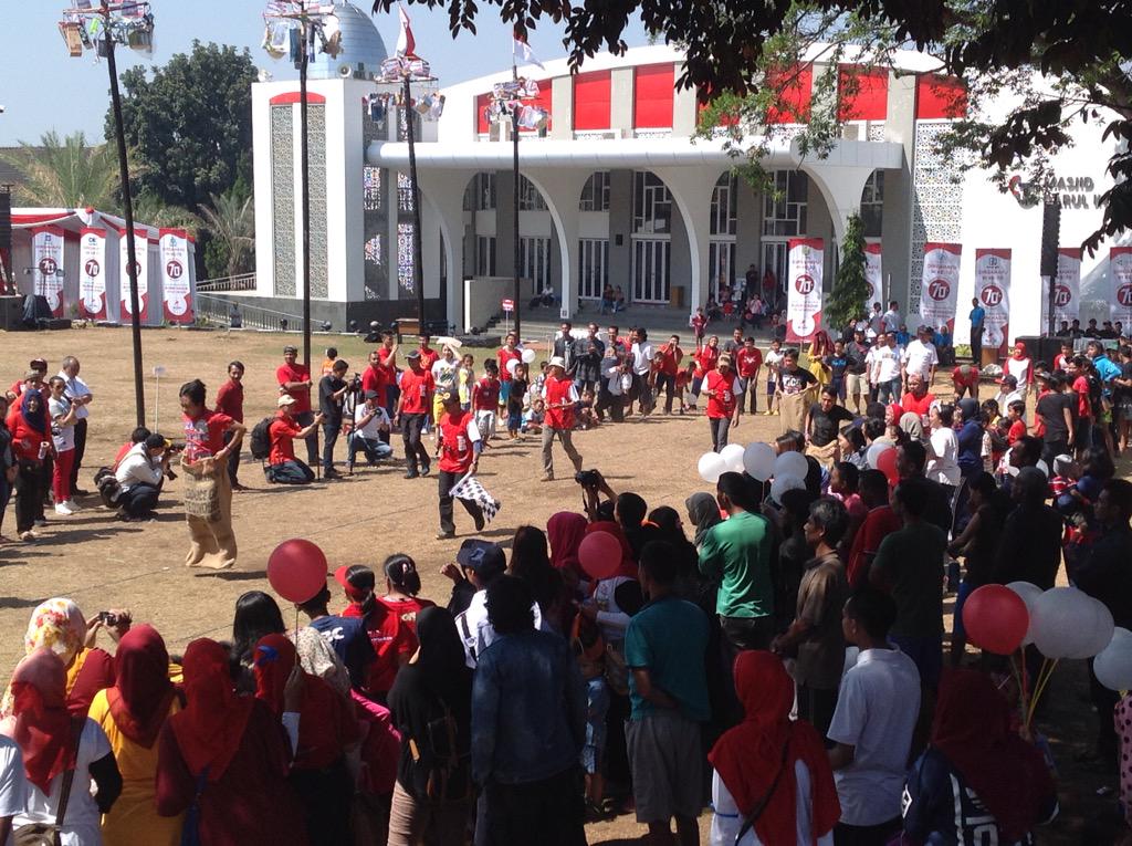 TelkomIndonesia's tweet photo. Lomba balap karung yang di ikuti oleh masyarakat sekitar #BUMNutkNegeriEUY http://t.co/H6nlUJVgeb