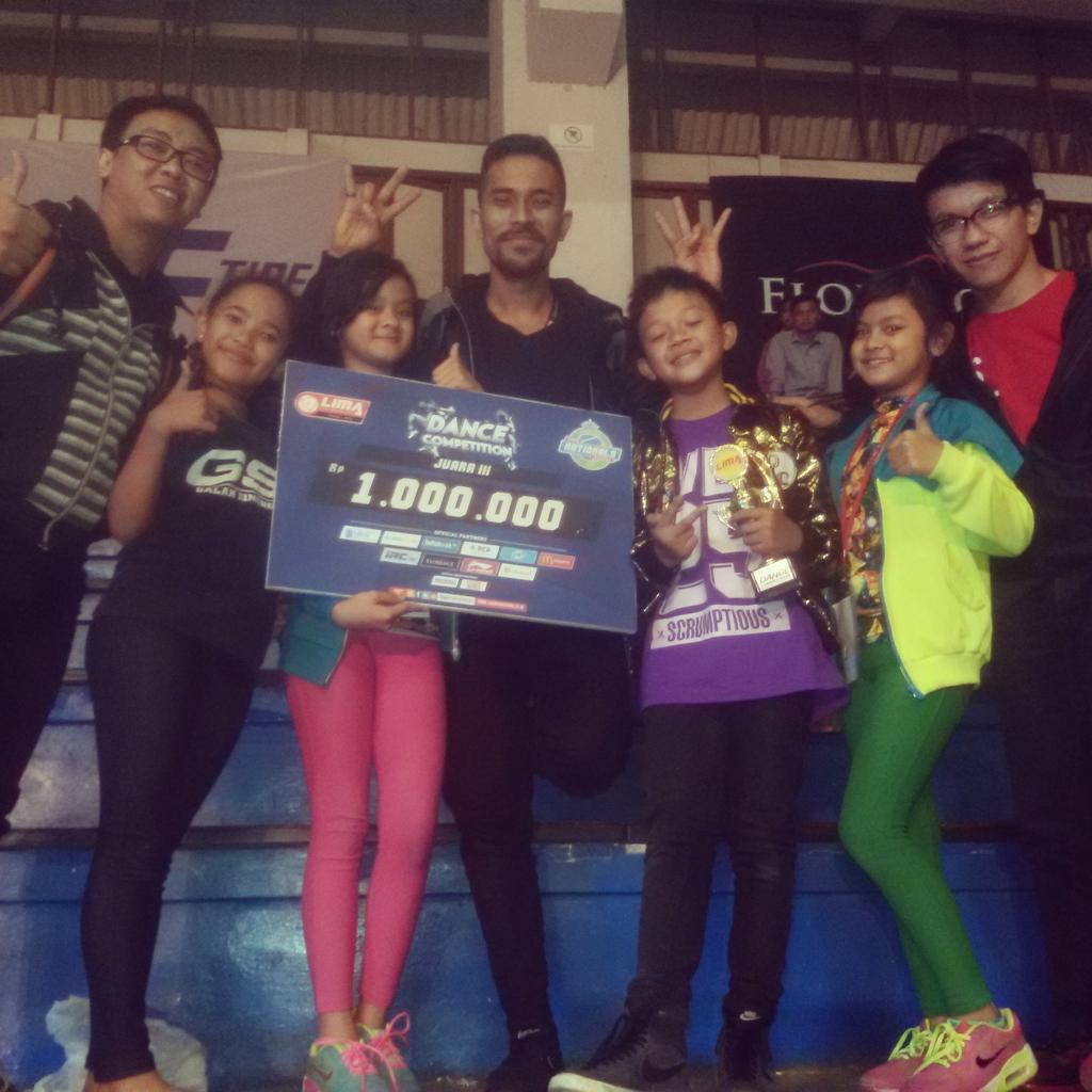 zahra_balqis2's tweet photo. Alhmdllah 😍😍😍...bisa juara di kategori umum😎 http://t.co/AA93sQkqvL