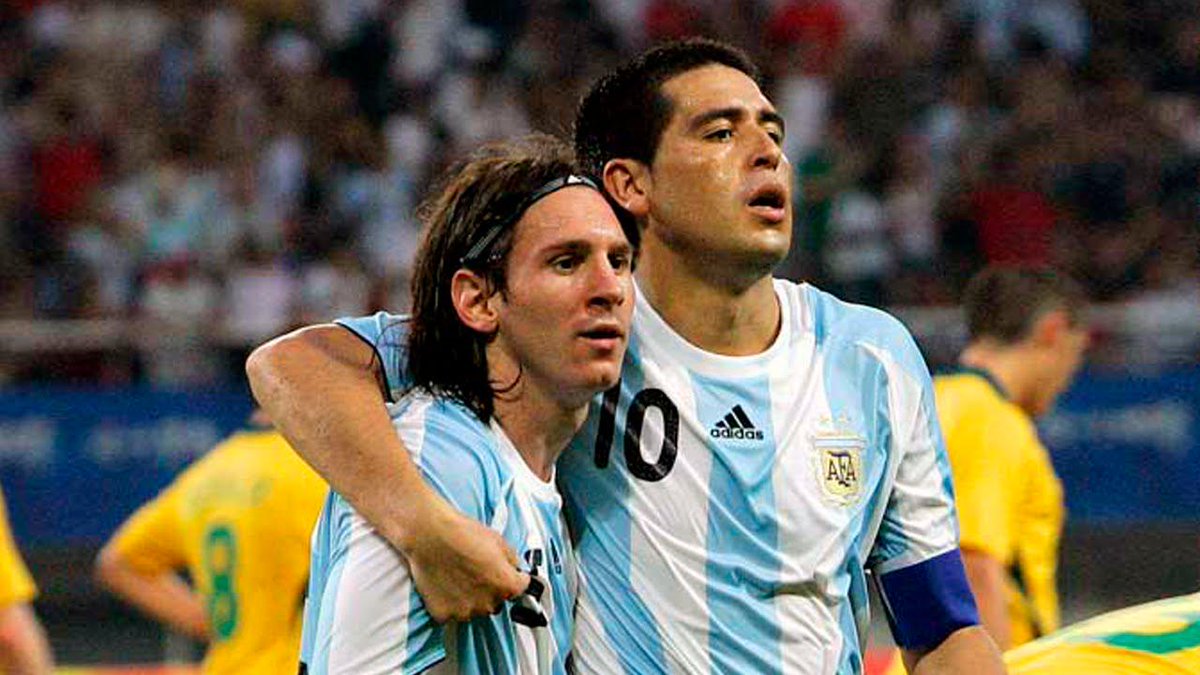 "Cuando era pequeño agarraba el balón y decía 'La lleva Maradona'. Ahora mi hijo dice: 'La lleva Messi'."

- RIQUELME