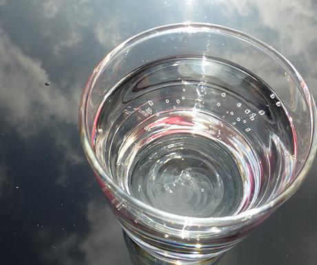 Чтоб стекала вода. Стеклянная вода. Стакан воды. Бокалы для воды. Небо в стакане.