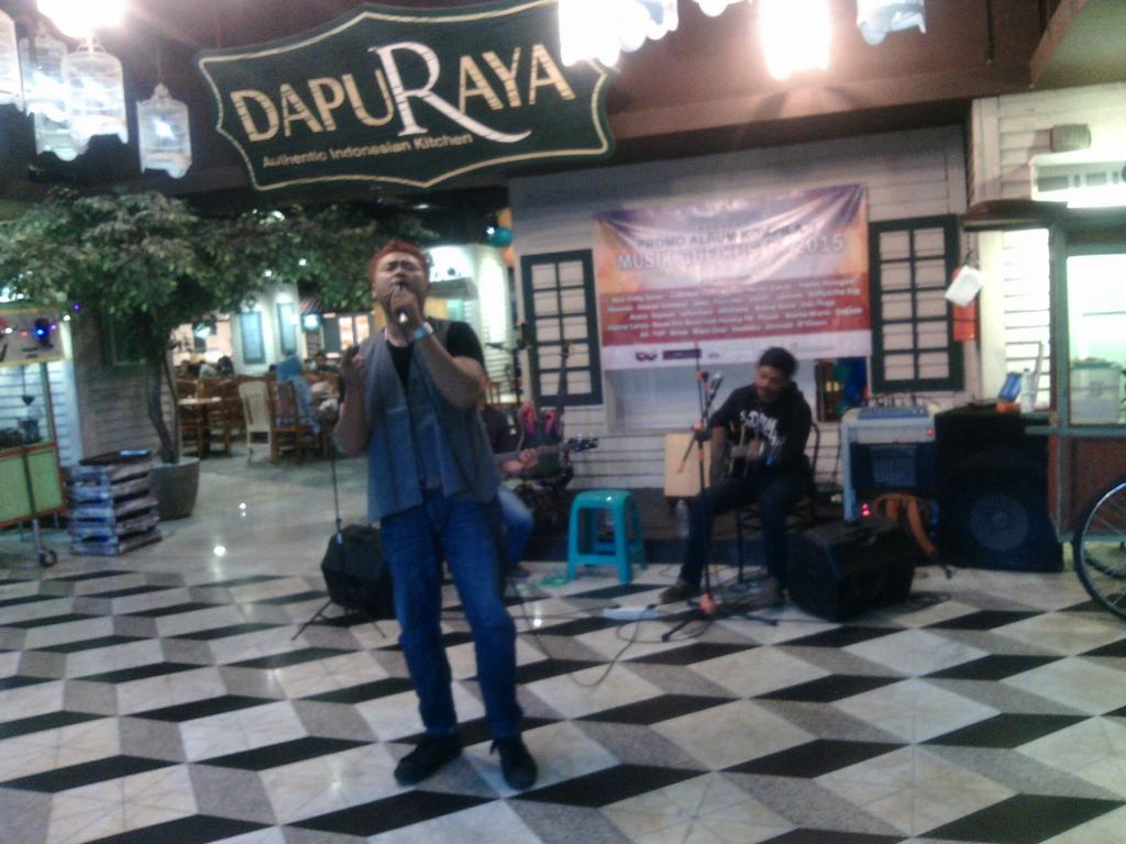 KADEKAent's tweet photo. @DR_Kustik kembali perform di @dapuraya Foodcourt @PASARAYAindo Manggarai #DapuRayaKUSTIK perform3 http://t.co/zXpieGyi9Q