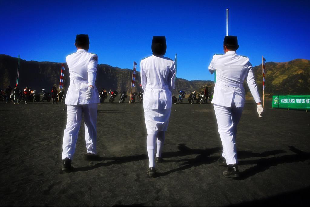 wonderfulid's tweet photo. Upacara Bendera Hari Kemerdekaan Republik Indonesia ke-70 di Bromo #PesonaIndonesia #AkselerasiuntukNegeri http://t.co/txJQ6kLoxY