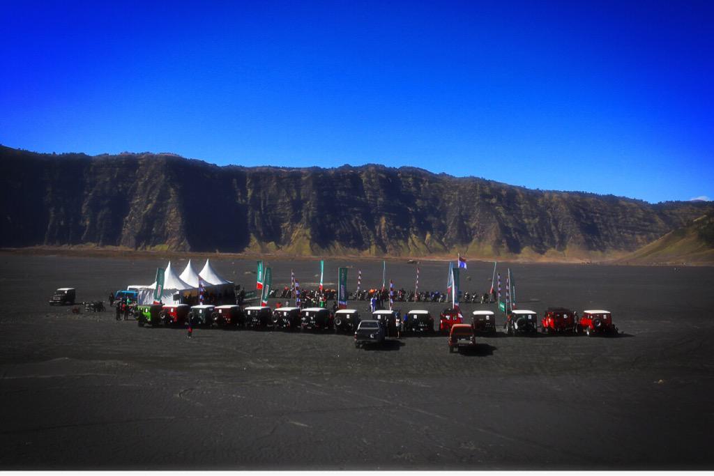 wonderfulid's tweet photo. Upacara Bendera Hari Kemerdekaan Republik Indonesia ke-70 di Bromo #PesonaIndonesia #AkselerasiuntukNegeri http://t.co/txJQ6kLoxY
