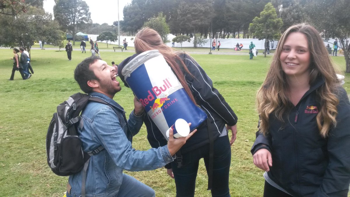 danieluricoeche's tweet photo. #RuedasRockYAlas  En #RockalParque2015 #Bici  @redbullCOL @juancamilo91420  recragando en otro envase http://t.co/uNcpSEzJw8