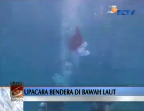 SCTV's tweet photo. Seperti apa Upacara Bendera di bawah laut untuk pertama kalinya?
Saksikan rangkumannya di #Liputan6 Siang http://t.co/oaeFlkt0gU