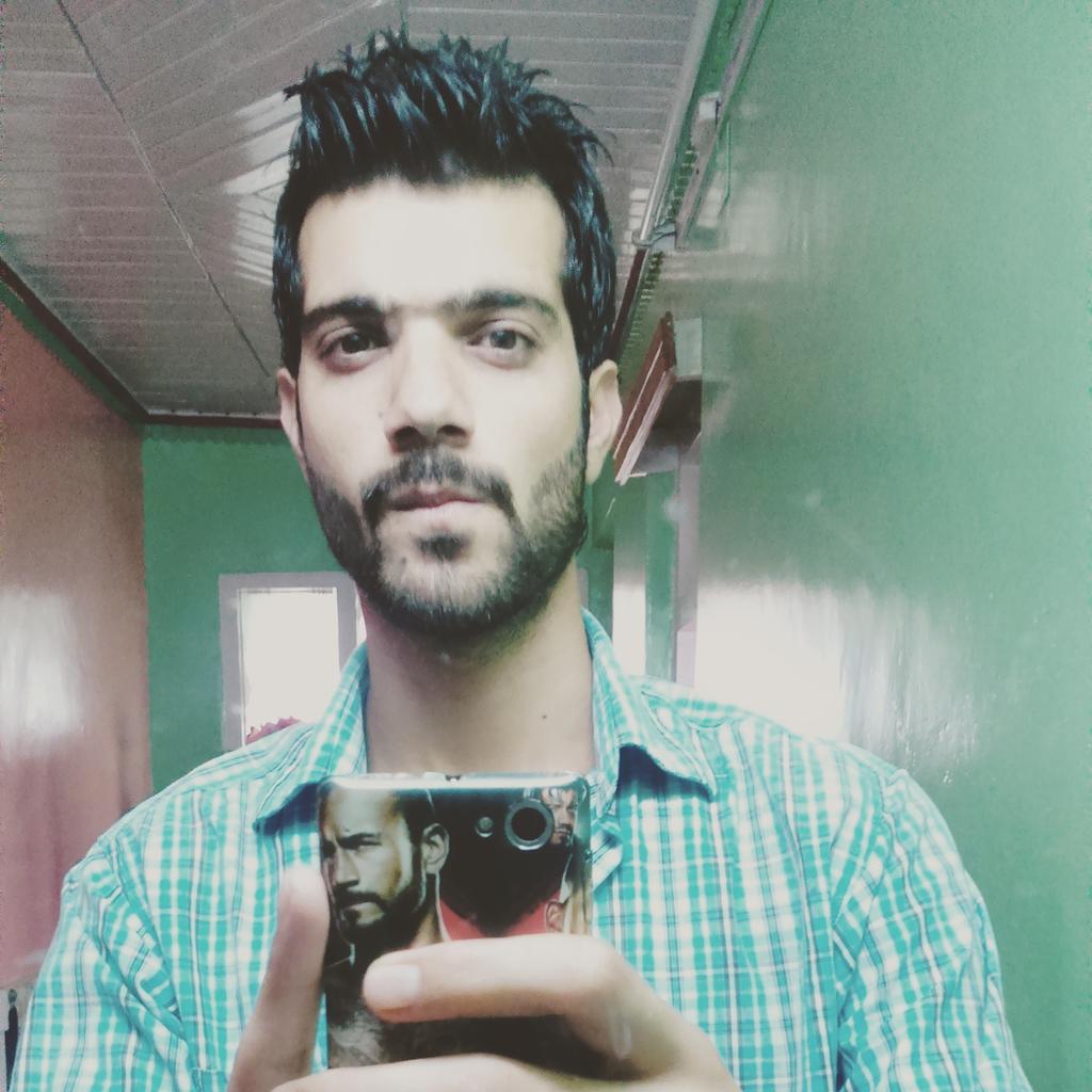 Rockhard2015's tweet image. ⭐sheikh_junaid (JJ)  @junaidsheikh15     :#mirrormonday #selfie #selfiefreak #home!!!   follow @magajmaari