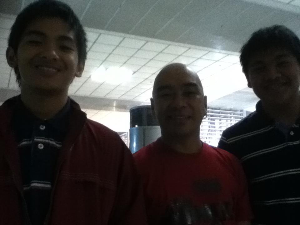 whatsupbok's tweet photo. Throwback 2012 😂 Photo Op with Frankie Arinoli and Lola Nidora @ Naia. #KalyeSerye #USA2012 #MayGanitongPicturePala http://t.co/PlLL7TIB7a
