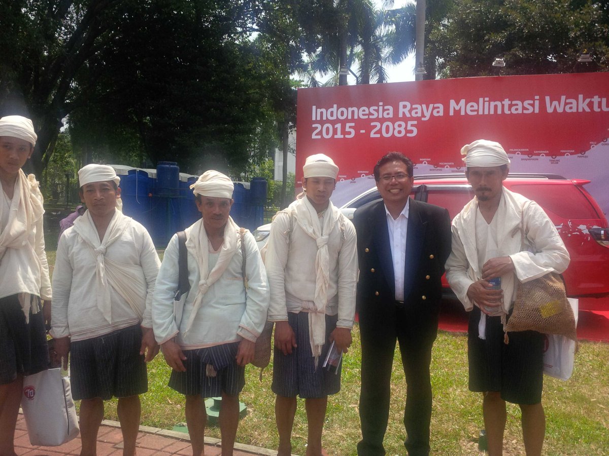 PEDOMAN_id's tweet photo. Lima Lelaki Badui Dalam Berjalan Kaki Tiga Hari untuk Ikut Ultah #70RI di Istana Negara. SALUT! @PedomanNEWS #SaveRI http://t.co/dag49N5gHH