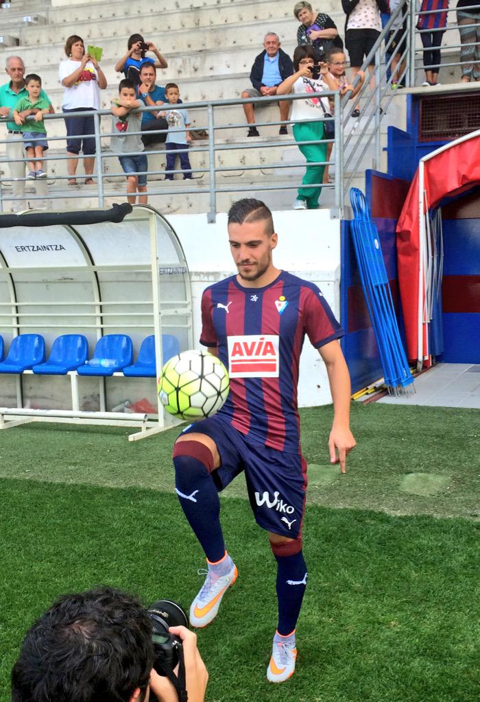 Iratx_e's tweet photo. Presentación de Adrián González y Simone Verdi como nuevos jugadores del #Eibar http://t.co/702DTvBk87