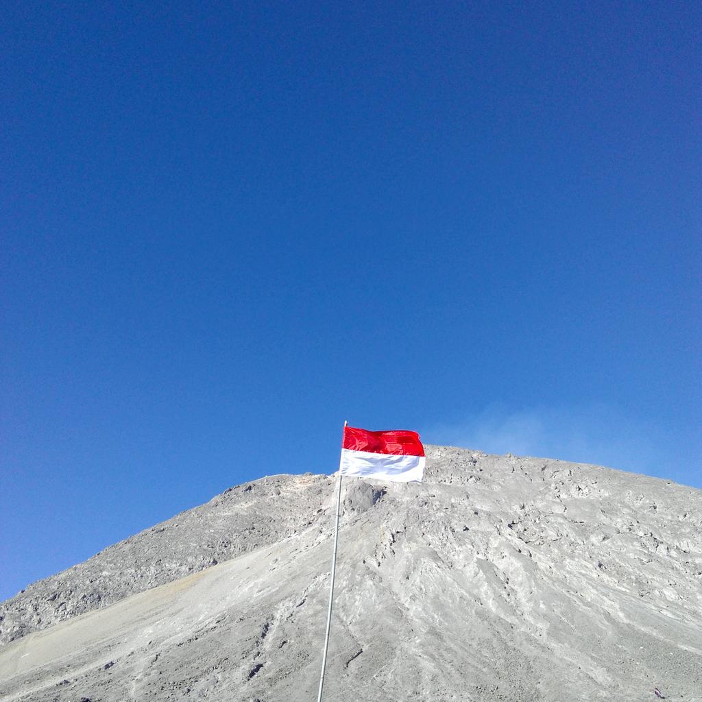 Mz_Adam07's tweet photo. @IniSleman Upacara memperingati HUT RI ke-70 di gunung Merapi :) http://t.co/vqlmWUJSjn