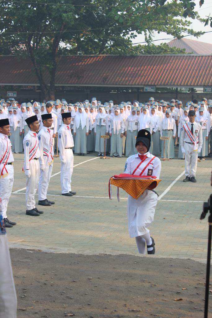 Ini lh detik2 pengibaran bendera d smkn 1 banjarbaru.. kk2 paskib nya keren abiz..
