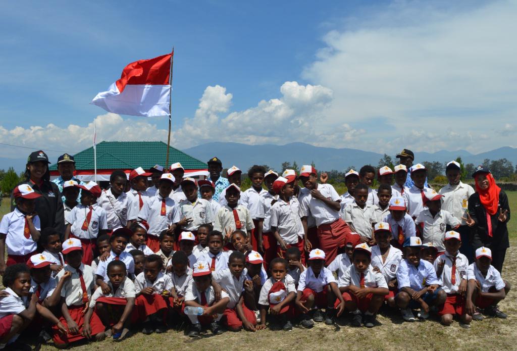 minurmie's tweet photo. Setelah Upacara Bendera tadi #SM3TRI70 @aniesbaswedan @Mohammad_Nuh_ @Susilohadi @dikti http://t.co/SsLhIPwGCS