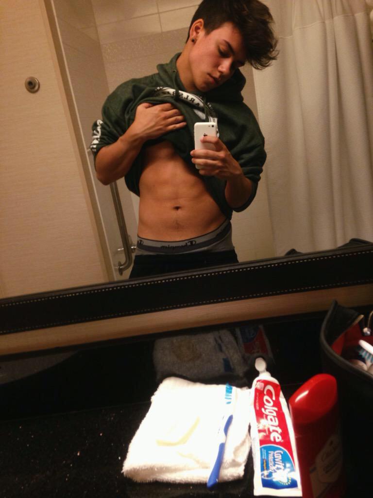 actualIyadrian's tweet photo. New but not new to fl 
Anyways rt ? http://t.co/yZW40HSl21