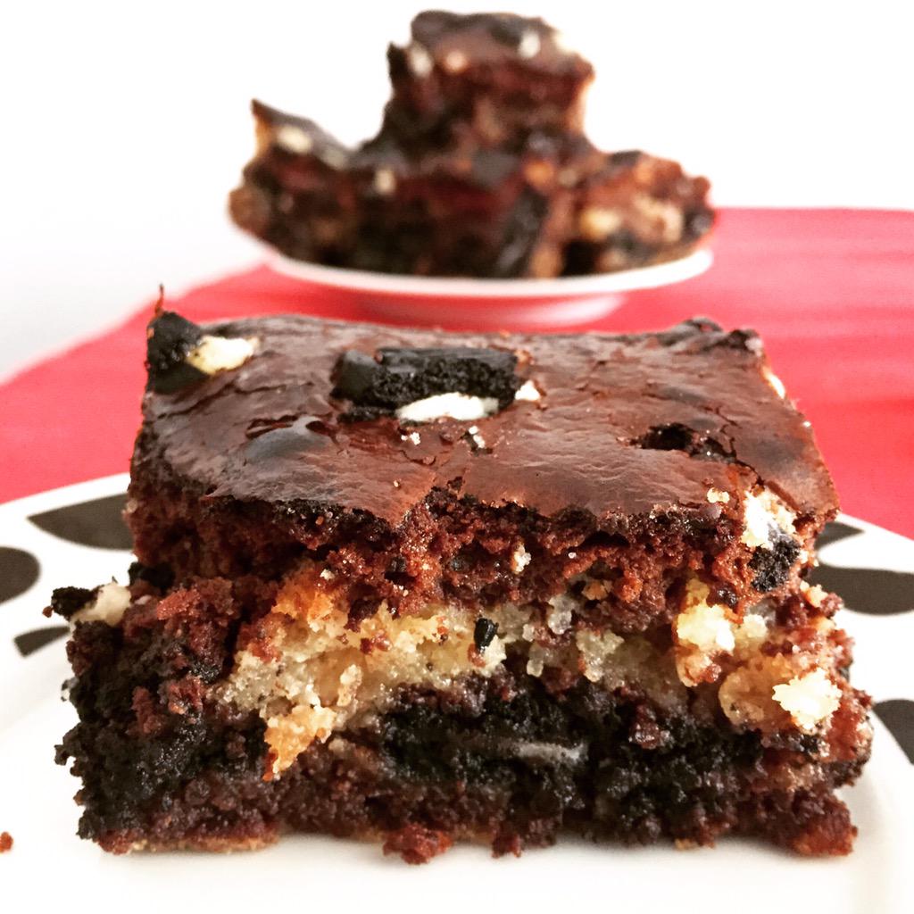 PBisous's tweet photo. Te despiertas y te apetece desayunar algo dulce... Brownie de nutella y oreos con cookies! http://t.co/MwKRlAQnXZ