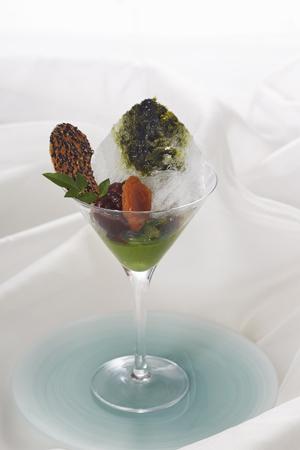 voguejp's tweet photo. ホテル日航東京が平日限定でプレミアムかき氷を販売中。じっくりと時間をかけて凍らせた純氷を使用し、口どけの良いふわふわな新食感。http://t.co/WwSAJ4xksD http://t.co/S7BsrA9fwL
