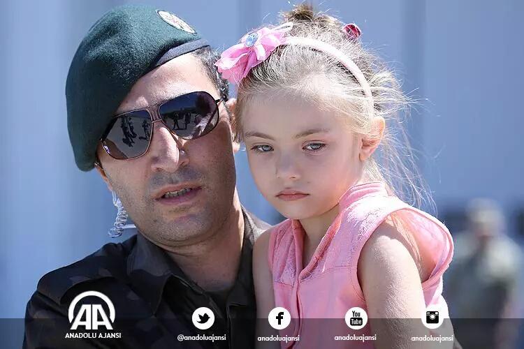 KilliMehmet's tweet photo. Aynı bu şehit yavrusu sizin kızınız da olabilirdi http://t.co/0X31jQ3UtK