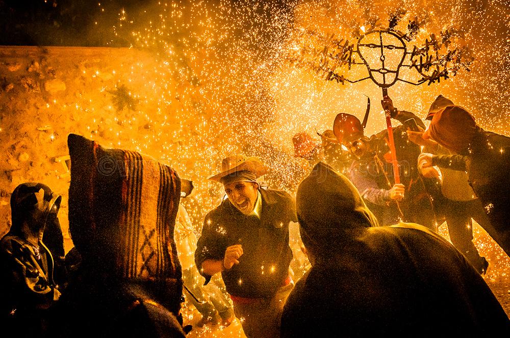 anibaltrejo's tweet photo. ¡Corre! ¡Que el Llucifer te pilla en Sant Quintí de Mediona! cc @festapuntcat @patrimonigencat #correfoc #tradició http://t.co/thxBZsHDs7