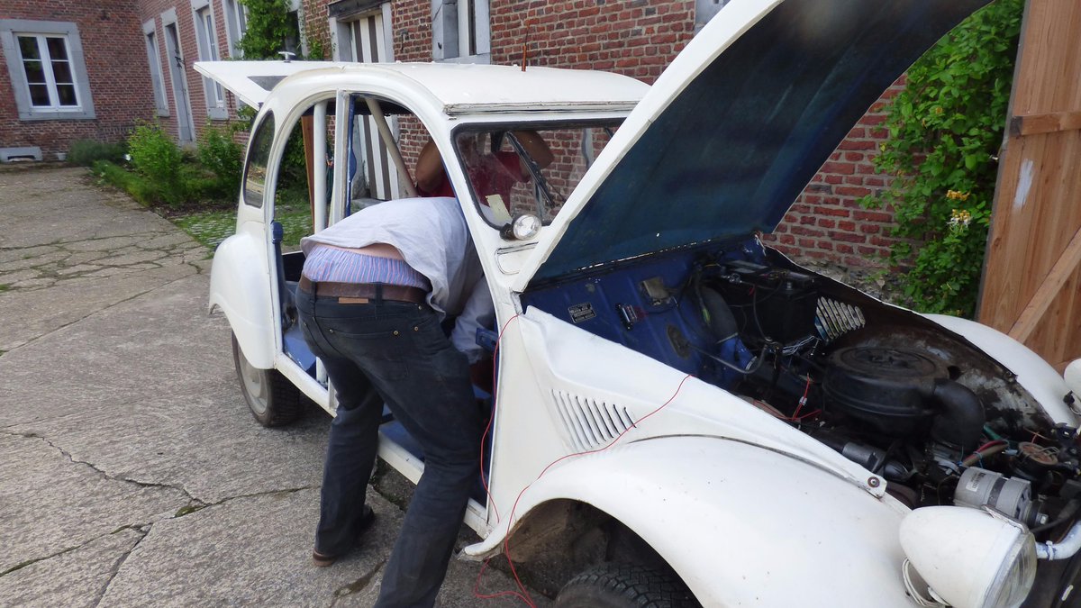 2CVStudentTeam's tweet image. Fin d'un weekend de travail sur le "bolide" que l'on engagera aux #24h2CV! Travail positif, la voiture prend forme!