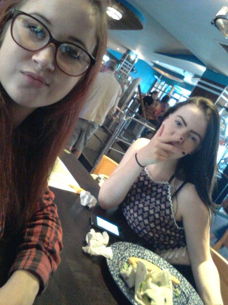 Louise_mariee1's tweet photo. @itsjustlois my best friend x http://t.co/Vh9j6zfskC