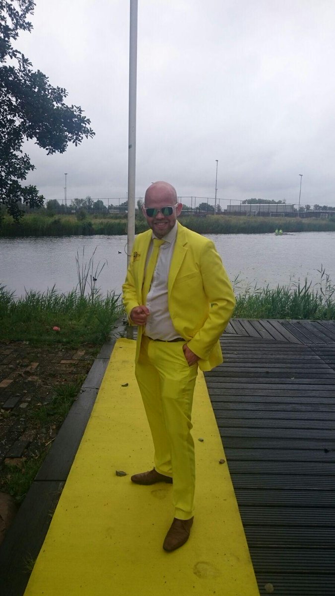 IntroBaas's tweet image. Woow deze man brengt #geel naar een nieuw niveau! Zou hij dit jaar weer voor de #introMILF gaan?