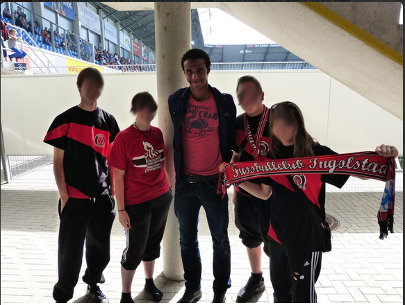 JuliAuripolis's tweet photo. Statt Presskonferenz: Die Verhandlungen waren hart aber erfolgreich aus #MatipGate wird #TeamMatip http://t.co/CtJHoVU0xw
