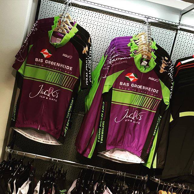 Jacks_Cafe's tweet image. Onze #wielrenners #shirts hangen er mooi bij! #toonbeentjes #heemskerk #fiets #bikelife ift.tt/1Nn8TNw