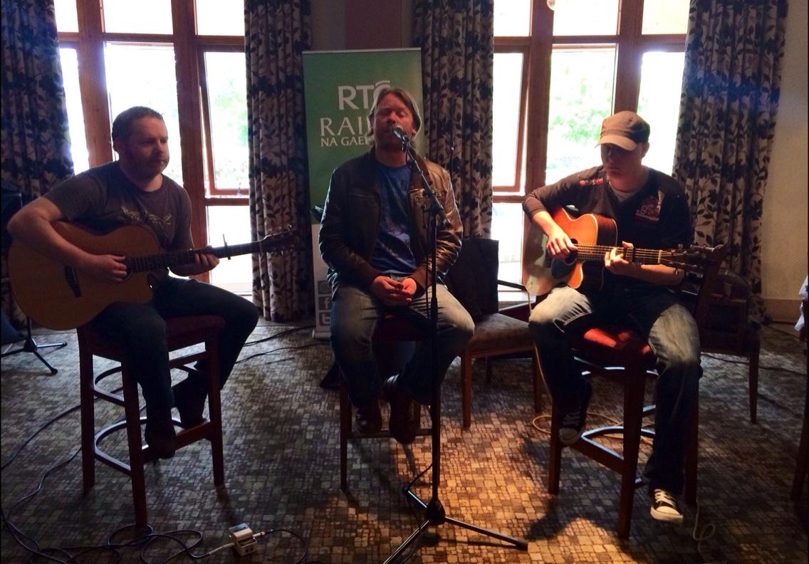 Tá <a href="/oracletralee/">Oracletralee</a> ag cleachtadh do <a href="/saolodheas/">Saol ó Dheas RnaG</a> inniu. Bruach na Carraige Báine a bheidh acu.