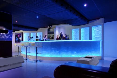 TibbattsAbel's tweet image. Textured glass in Tribe Hyperclub #bardesign #watervibes #feelingblue hubs.ly/H014pjs0
