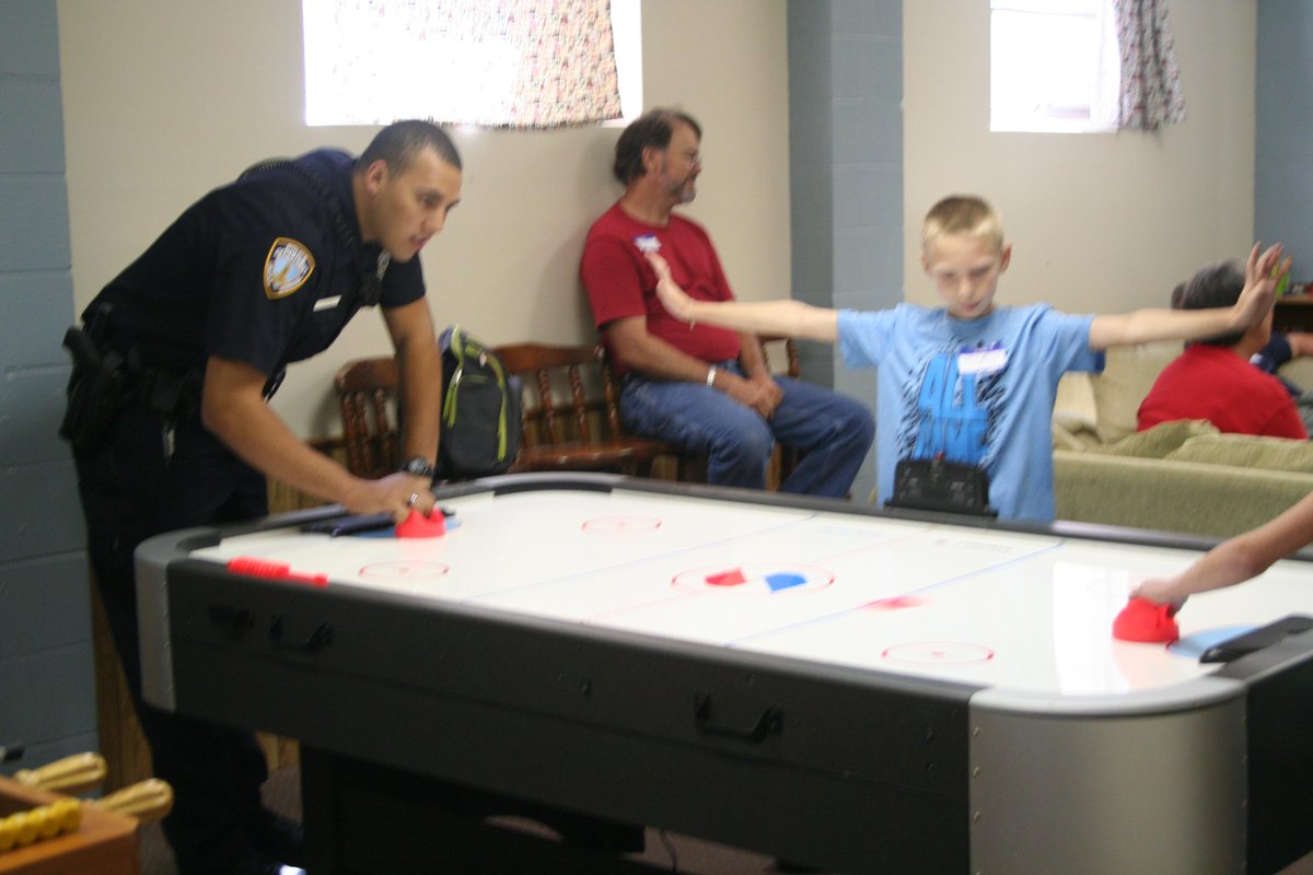 DestinationDAD's tweet image. Lincoln police officers serving children with incarcerated parents at our monthly Family Connections event! #LNK