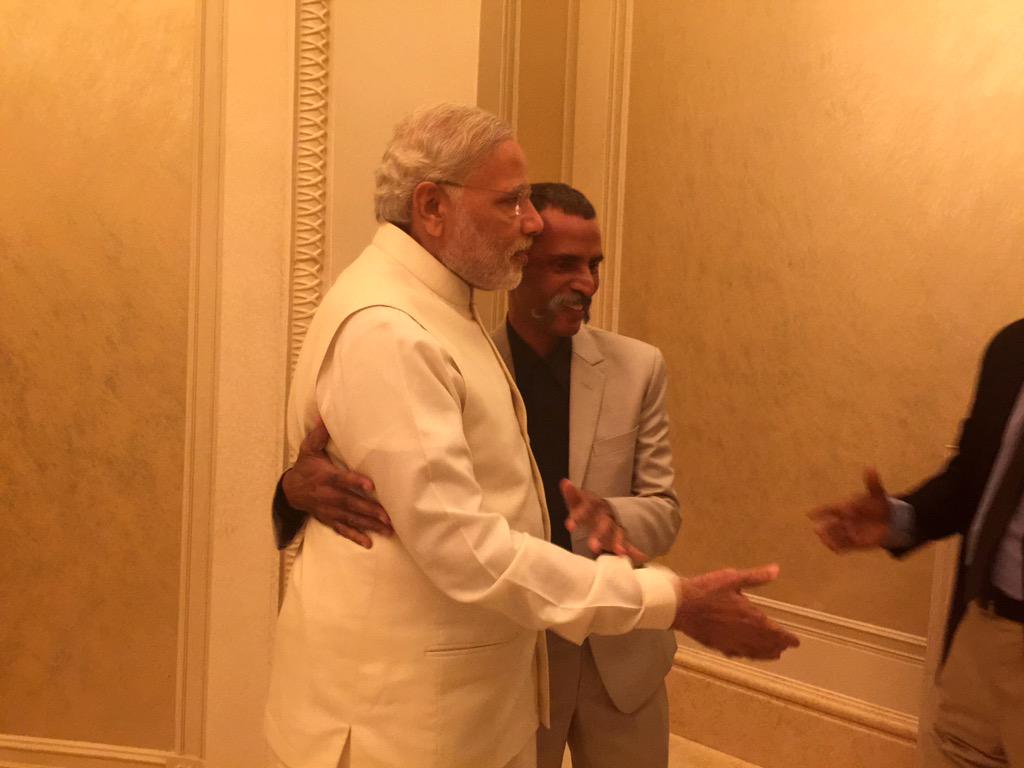 akbarsahebart's tweet photo. Met PM Narendra Modi today. It was great meeting him. I'm happy that he likes my painting. @narendramodi #ModiInDubai http://t.co/bnwPHVcueA