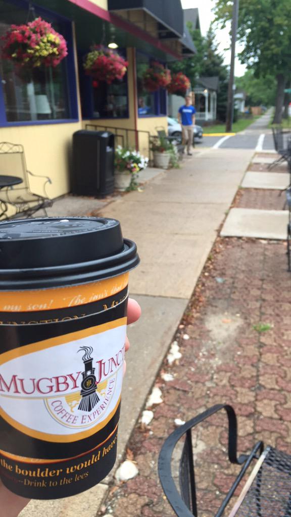 BaileyMarie44's tweet photo. Reunited at last #Mugby ❤️ http://t.co/AbZ5boutNJ