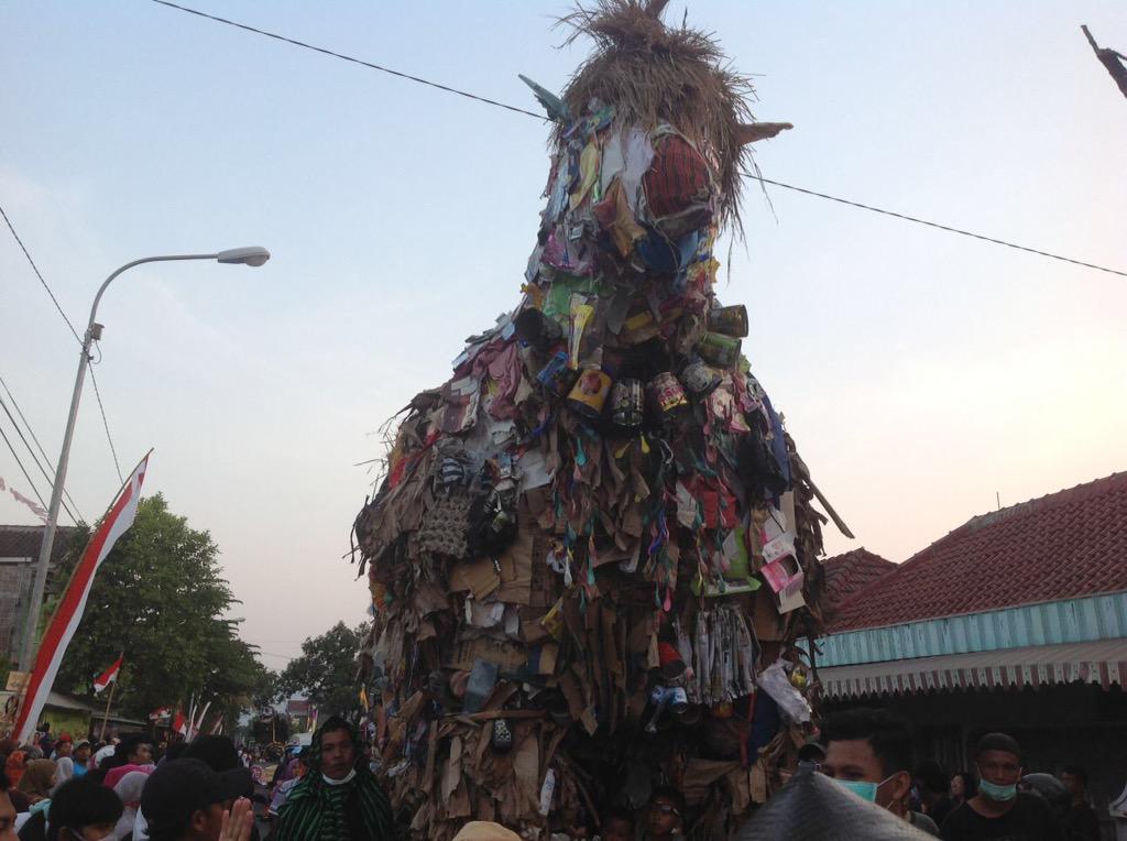 BiennaleJogja's tweet photo. 'Mateni sing Mukti, Mukti sing Mateni' Karnaval kelompok Paguyuban SIDJI Imogiri - Parallel Event #BiennaleJogja13 http://t.co/lwxVz6fwww