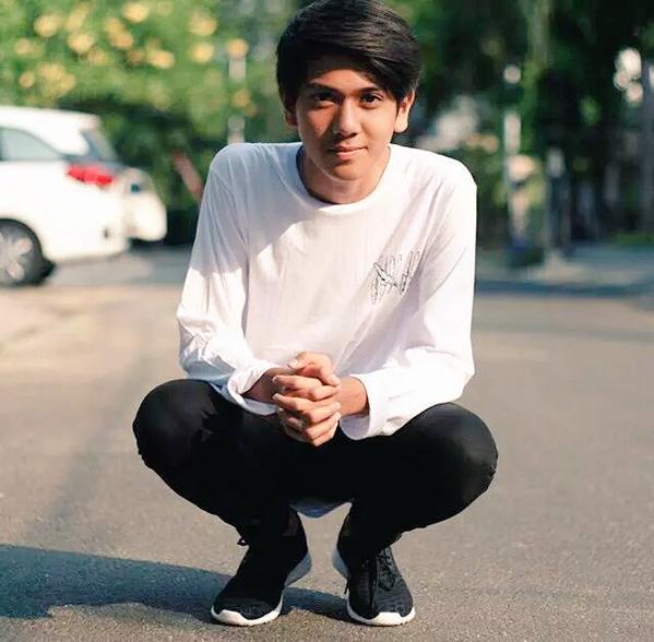 CJRmyBeloved's tweet photo. Pingsan aja yuk :( speechless 💗💗😍💜💜 @iqbaale http://t.co/GUhRrUpSEz