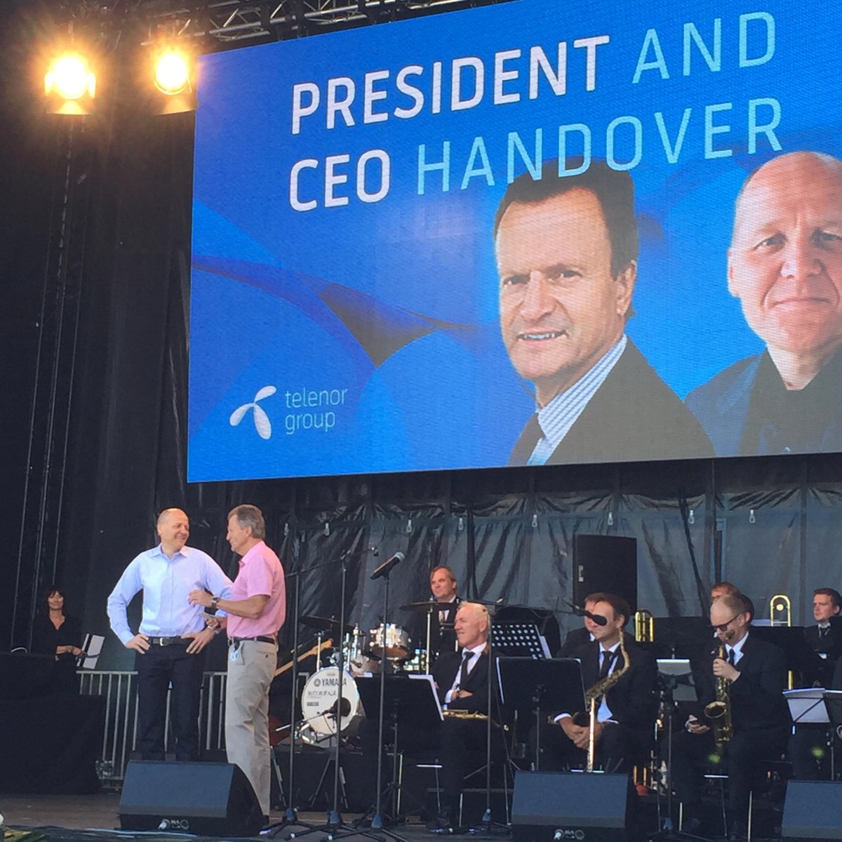 TelenorNorge's tweet image. Vi tar farvel med våre gamle sjef og ønsker velkommen til våre nye! Takk for gode år Jon Fredrik&amp;lt;3 #Telenor #NewCEO