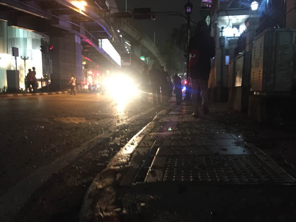 تفجير عبوه ناسفه في بانكوك عاصمة تايلند تؤدي الى عشرات القتلى والجرحى  CMnDXCyUwAAFwDm